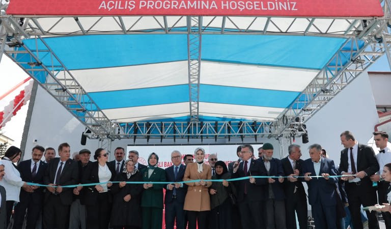 Bakanımız Göktaş, Gemerek Huzurevi Yaşlı Bakım Rehabilitasyon Merkezi Müdürlüğü’nün açılışını yaptı. 