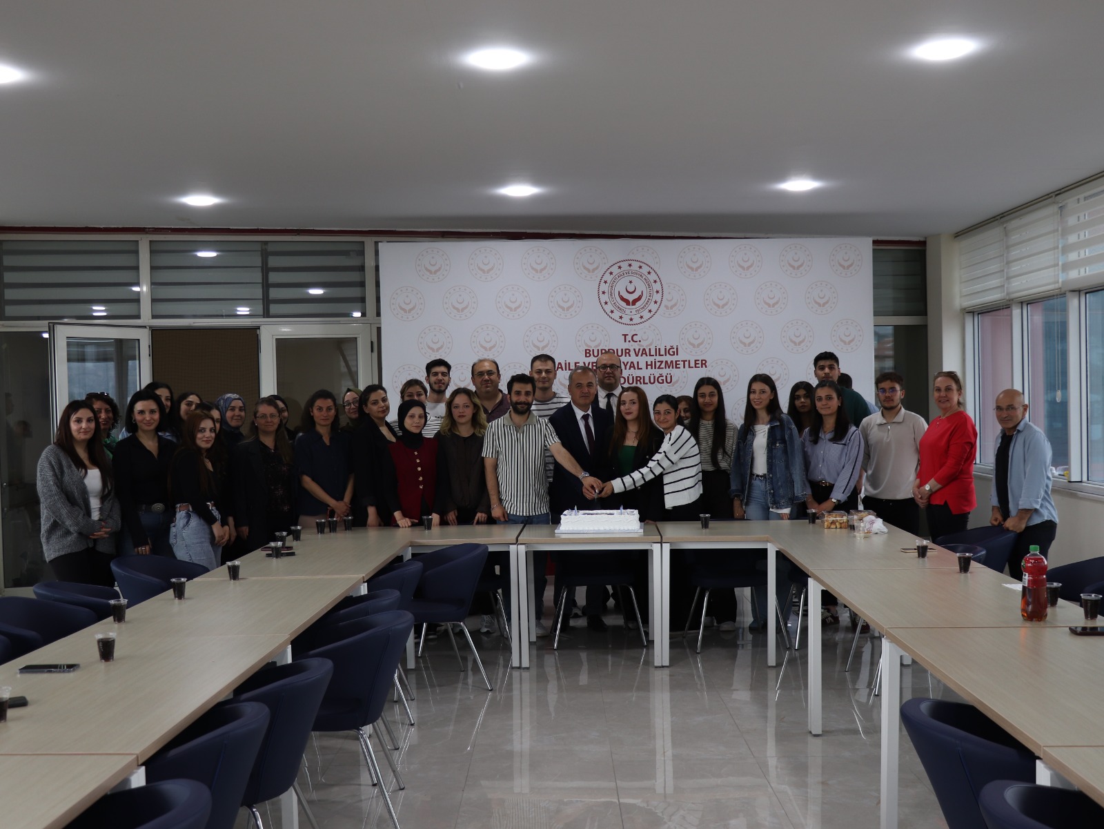 İl Müdürlüğümüz ile birlikte Sosyal Hizmet Merkezi ve Şiddet Önleme ve İzleme Merkezimizde staj programı kapsamında görev alan üniversite öğrencilerimiz için bir veda programı düzenlenmiştir.