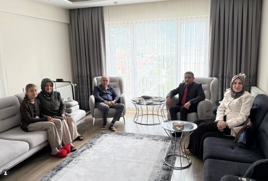 İl Müdürümüz Adem YÜCEL, Kurban Bayramı ve Milli Aile Haftası vesilesiyle değerli koruyucu ailemizi ziyaret etti.