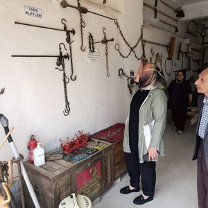  Huzurevi sakinlerimiz, Vayvaylı Köyü’nde bulunan ve Emekli Albay İsmail Özcan tarafından kurulan yöresel müzeyi gezerek tarihe kısa bir yolculuk yaptı. Kendi baba evini bir kültür hazinesine dönüştüren Özcan’ın rehberliğinde büyüklerimiz, eski günleri yâd ederek keyifli vakit geçirdi. - fotoğraf 1