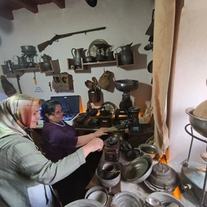  Huzurevi sakinlerimiz, Vayvaylı Köyü’nde bulunan ve Emekli Albay İsmail Özcan tarafından kurulan yöresel müzeyi gezerek tarihe kısa bir yolculuk yaptı. Kendi baba evini bir kültür hazinesine dönüştüren Özcan’ın rehberliğinde büyüklerimiz, eski günleri yâd ederek keyifli vakit geçirdi. - fotoğraf 2