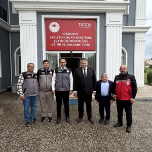 Minik Eller Tarımda” etkinliğimiz kapsamında Bakanlığımız himayesinde koruma ve bakım altında bulunan çocuklarımız ,Okul Destek Hizmetinden faydalanan çocuklarımız ve aziz şehitlerimizin ve kıymetli gazilerimizin evlatları ile birlikte, Sayın Valimiz Mehmet Fatih Serdengeçti’nin katılımıyla, geçen yıl çocuklarımız tarafından ekimi yapılan  çileklerin hasadını yine çocuklarımız tarafından gerçekleştirildi - fotoğraf 4