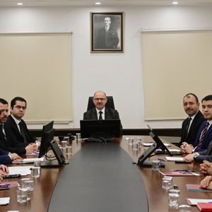 Sayın Valimiz Mehmet Fatih Serdengeçti başkanlığında İl Müdürümüz Sayın Tolga Nacar ve kuruluş müdürleri ile birlikte Sosyal Risk Haritası ile ilgili toplantı yapıldı.  - fotoğraf 1