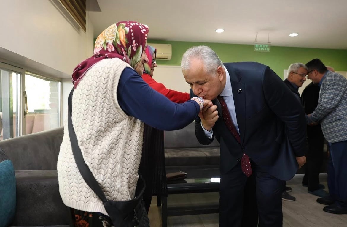 Vali Vekili Şevket Cinbir Huzurevlerimize Bayram Ziyareti Gerçekleştirdi.