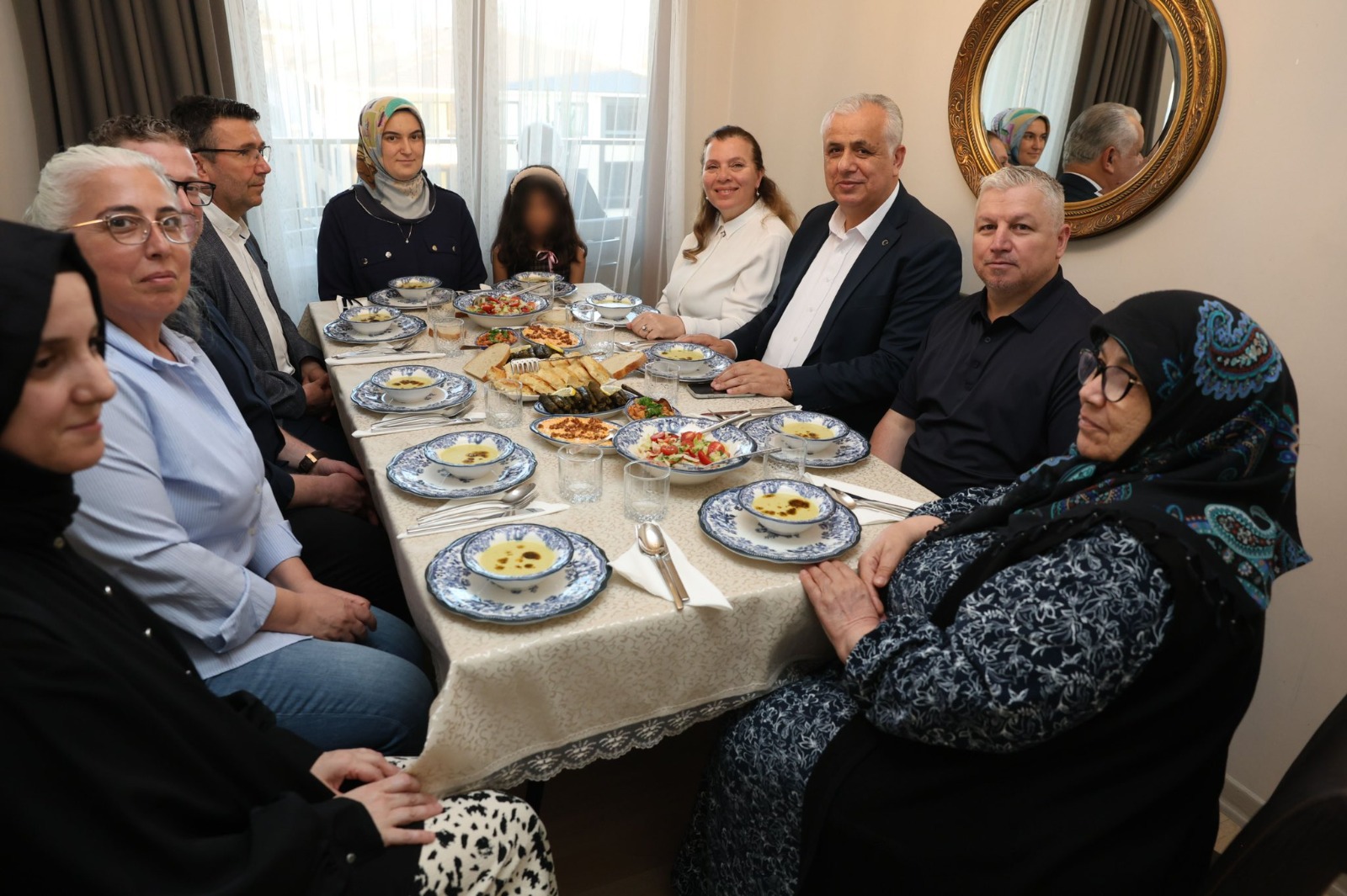 Milli Aile Haftasında Vali Vekili Şevket Cinbir, Geniş Aile Yapısını Yaşatan ve Koruyucu Ailelik Görevini Üstlenen Aileyle Bir Araya Geldi.