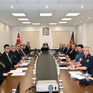 Sayın Valimiz Mehmet Fatih Serdengeçti başkanlığında Okullar ve Çevresi Güvenlik Tedbirleri Toplantısı, İl Müdürümüz Sayın Tolga Nacar ile kamu kurum müdürlerinin de katılımı ile Valiliğimizde gerçekleşti. - fotoğraf 1