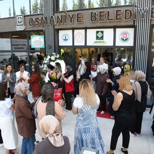 Osmaniye Sosyal Hizmet Merkezi tarafından Anneler Günü dolayısıyla Osmaniye Belediyesi Aile Yaşam Merkezi’nde renkli ve anlamlı bir program gerçekleştirildi. Annelerimizin bir araya gelerek hem sosyalleştiği hem de keyifli vakit geçirdiği program, katılımcılar tarafından büyük beğeni topladı. - fotoğraf 1