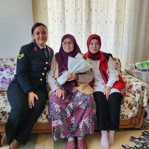 Bahçe Sosyal Hizmet Merkezi Şehit Yakınları ve Gaziler Birimi personelleri ile Jandarma personelleri tarafından Anneler Günü münasebetiyle aziz şehitlerimizin kıymetli annelerine ziyaret gerçekleştirilmiştir. - fotoğraf 1
