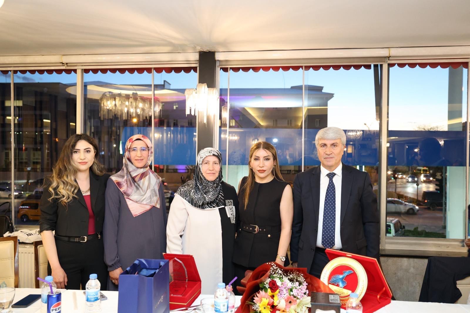 HAKKARİ İL MÜDÜRÜ OLARAK ATANAN SEVGÜL BİLGİÇ İÇİN VEDA YEMEĞİ DÜZENLENDİ