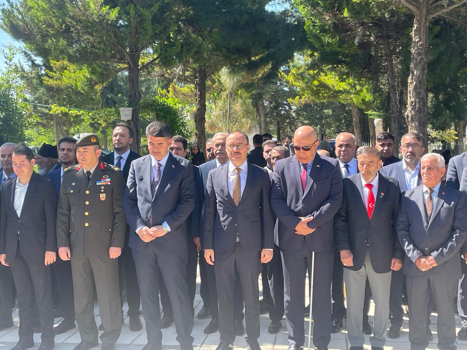 Valimiz Ömer Kalaylı ve İl Müdürümüz Çetin Tutaş’tan Bayramda Şehitlik Ziyareti