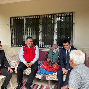 Toprakkale Kaymakamı Sayın  Volkan Özer, İl Müdürümüz Sayın Tolga Nacar, Osmaniye Sosyal Hizmet Merkezi Müdürü Muhammet Emre Kurt, İlçe Emniyet Amiri Başkomiser Gökhan Ünal ve Osmaniye Sosyal Hizmet Merkezi Müdürlüğü Evde Bakım personelleri ile birlikte, 10-16 Mayıs Engelliler Haftası münasebetiyle hane ziyareti gerçekleştirilmiştir. - fotoğraf 1