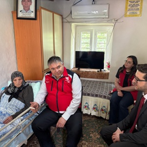 İl Müdürümüz Sayın Tolga Nacar, Osmaniye Sosyal Hizmet Merkezi Müdür Yardımcıları Ayşe Nur Bablı ve İbrahim Delioğlu ile Osmaniye Sosyal Hizmet Merkezi Müdürlüğü Evde Bakım personelleri tarafından, 10-16 Mayıs Engelliler Haftası münasebetiyle hane ziyareti gerçekleştirilmiştir. - fotoğraf 1