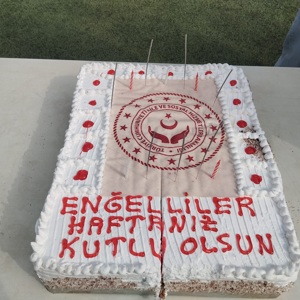 10-16 Mayıs Engelliler Haftası kutlamaları kapsamında Kaymakamımız Sayın Erdinç Dolu ve eşi Sayın Şenay Yerli Dolu, İl Müdür Yardımcımız Sayın Fatih Gün ve kuruluş müdürlerimizin katılımı ile Kadirli Yeşilay Temsilciliği iş birliğinde Kadirli Engelsiz Yaşam Merkezi’nde bakım ve koruma altında bulunan engelli bireylerimizle birlikte “Engelsiz Festival” düzenlenmiştir - fotoğraf 2