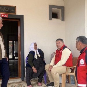 İl Müdürümüz Sayın Tolga Nacar ,Aziz Şehidimiz Abdullah Akdeniz’in kıymetli annesi Emine Akdeniz’i Düziçi ilçesindeki hanesinde ziyaret etti. Gerçekleştirilen ziyarette şehidimizin aziz hatırası yâd edilirken, Emine annemizle yakından ilgilenilerek talep ve ihtiyaçları dinlendi. - fotoğraf 1