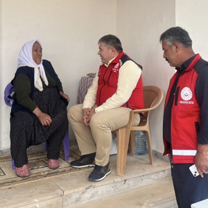İl Müdürümüz Sayın Tolga Nacar ,Aziz Şehidimiz Abdullah Akdeniz’in kıymetli annesi Emine Akdeniz’i Düziçi ilçesindeki hanesinde ziyaret etti. Gerçekleştirilen ziyarette şehidimizin aziz hatırası yâd edilirken, Emine annemizle yakından ilgilenilerek talep ve ihtiyaçları dinlendi. - fotoğraf 2