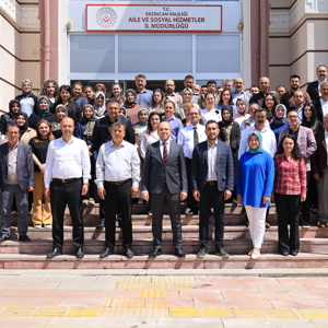  Erzincan Aile Ve Sosyal Hizmetler İl Müdürlüğü Görevine Atanan İl Müdürümüz Sayın Abdulhalim Ünalan, Göreve Başlamasının Ardından Müdürlüğümüzde Görev Yapan Kıymetli Çalışma Arkadaşlarımızla Bir Araya Geldi. - fotoğraf 1