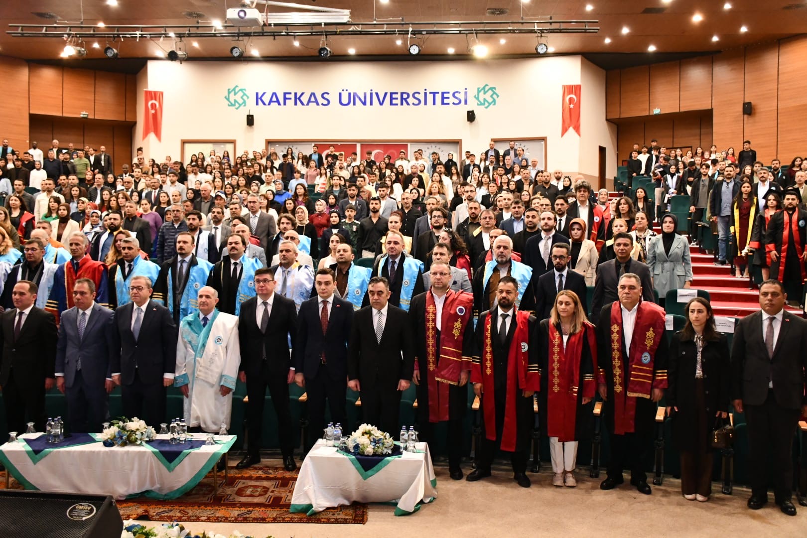 Kafkas Üniversitesi'nde Mezuniyet Coşkusunda İl Müdürümüz Öğrencilerin Mezuniyet Heyecanına Ortak Oldu. 🎓