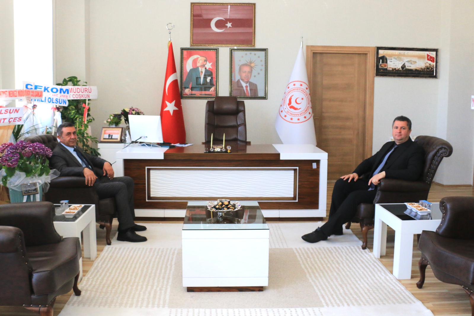 ELAZIĞ SOSYAL YARDIMLAŞMA VE DAYANIŞMA VAKFI MÜDÜRÜ SAYIN TAYYİP ÖZER'DEN İL MÜDÜRÜMÜZ SAYIN SERDAR DEMİRCİ'YE HAYIRLI OLSUN ZİYARET