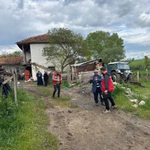 Yangın sonucu evleri zarar gören vatandaşlarımızı ziyaret ederek geçmiş olsun dileklerimizi ilettik. - fotoğraf 3