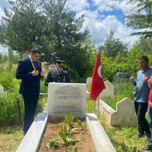 Akdağmadeni Sosyal Hizmet Merkezi Müdürlüğümüzce aziz şehitlerimizin kabirleri ziyaret edildi. - fotoğraf 2