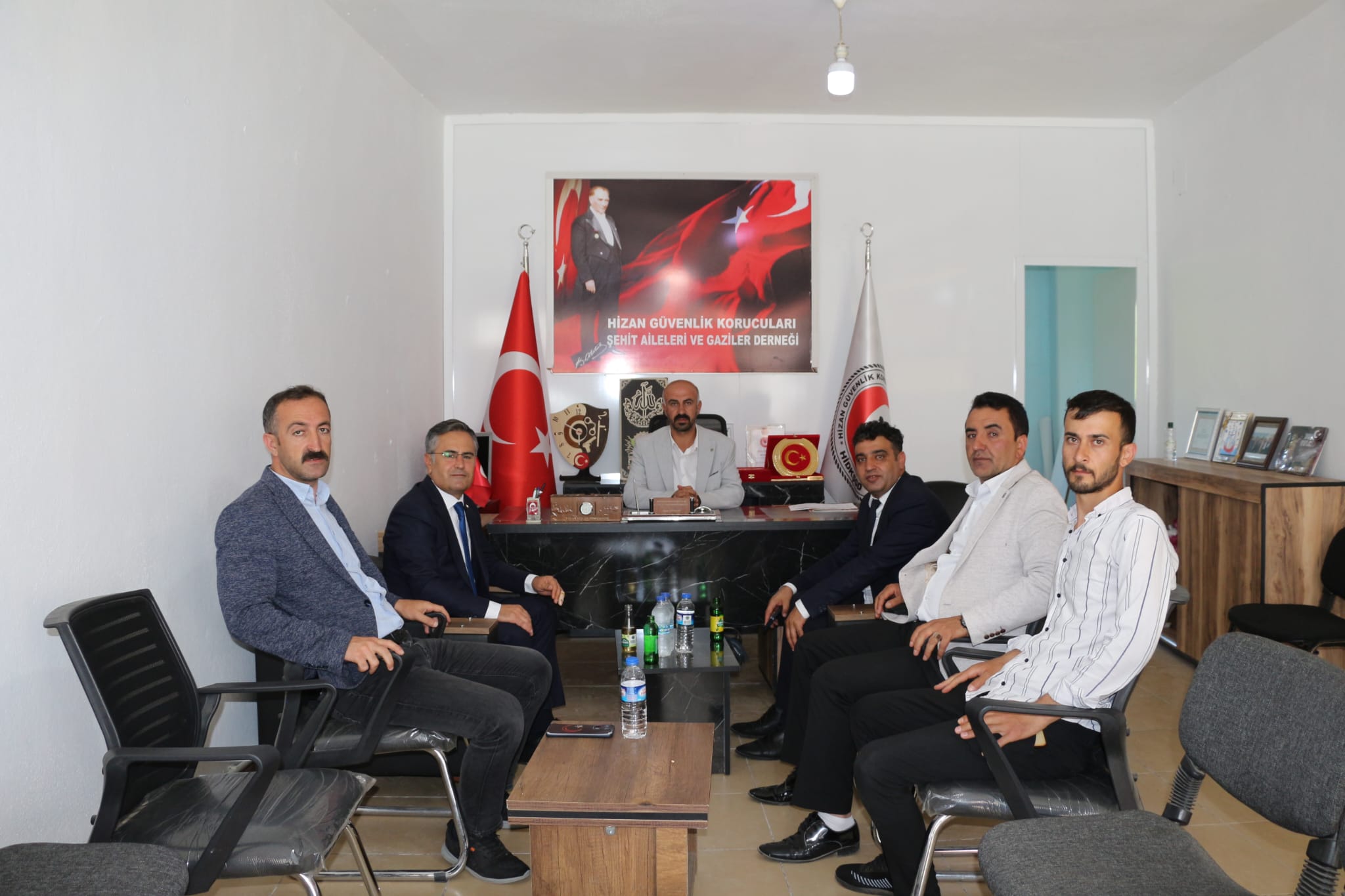  İl Müdürümüz Vefa Akdoğan, Hizan Güvenlik Korucular Şehit ve Gazi Derneği Başkanı Methi Özdemir’i ziyaret etti