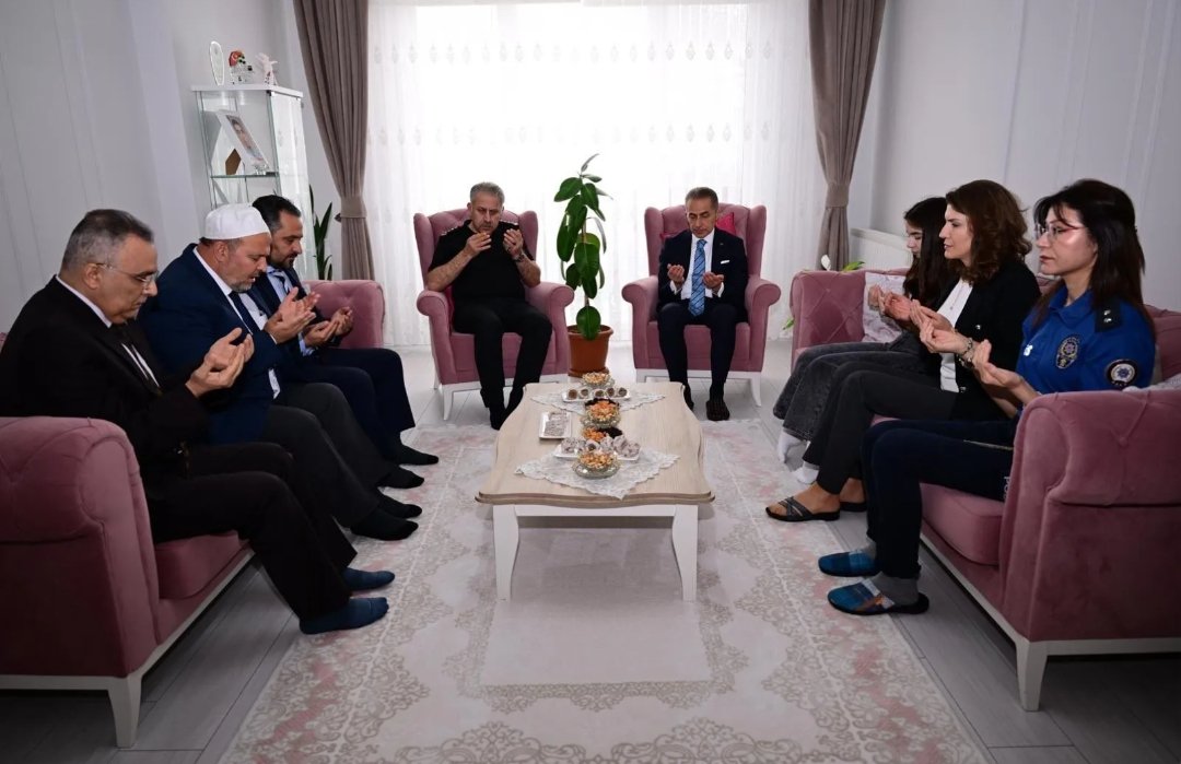 Valimiz Sayın Hüseyin KÖK ve İl Müdürümüz Mahmut SELÇUK Şehit Ailesini Ziyaret Etti