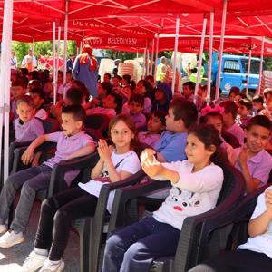 Devrek Misak-ı Milli İlkokulu bahçesinde ‘Sihirli Kutu’ adlı tiyatro oyunu çocuklarımızla buluştu. - fotoğraf 6