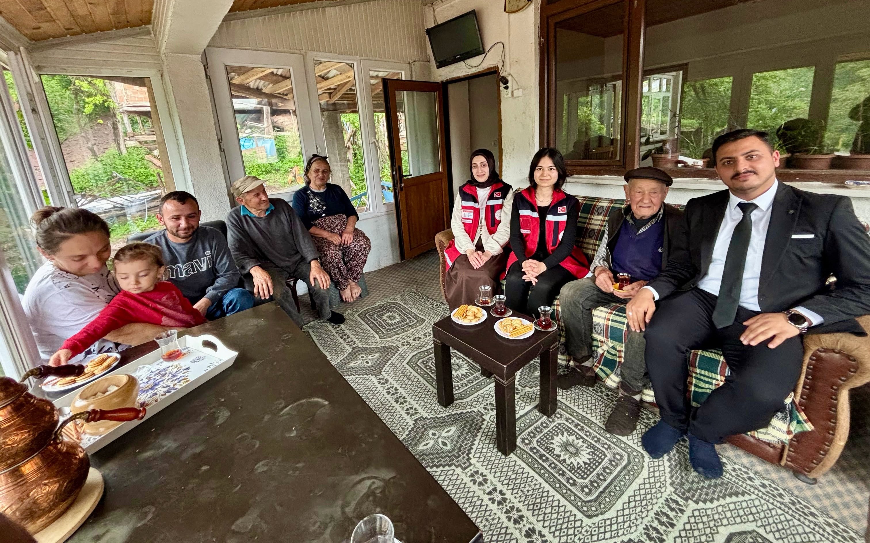 Milli Aile Haftası Kapsamında Cide’de Üç Kuşak Bir Arada Yaşayan Oymak Ailesine Ziyaret Gerçekleştirdik