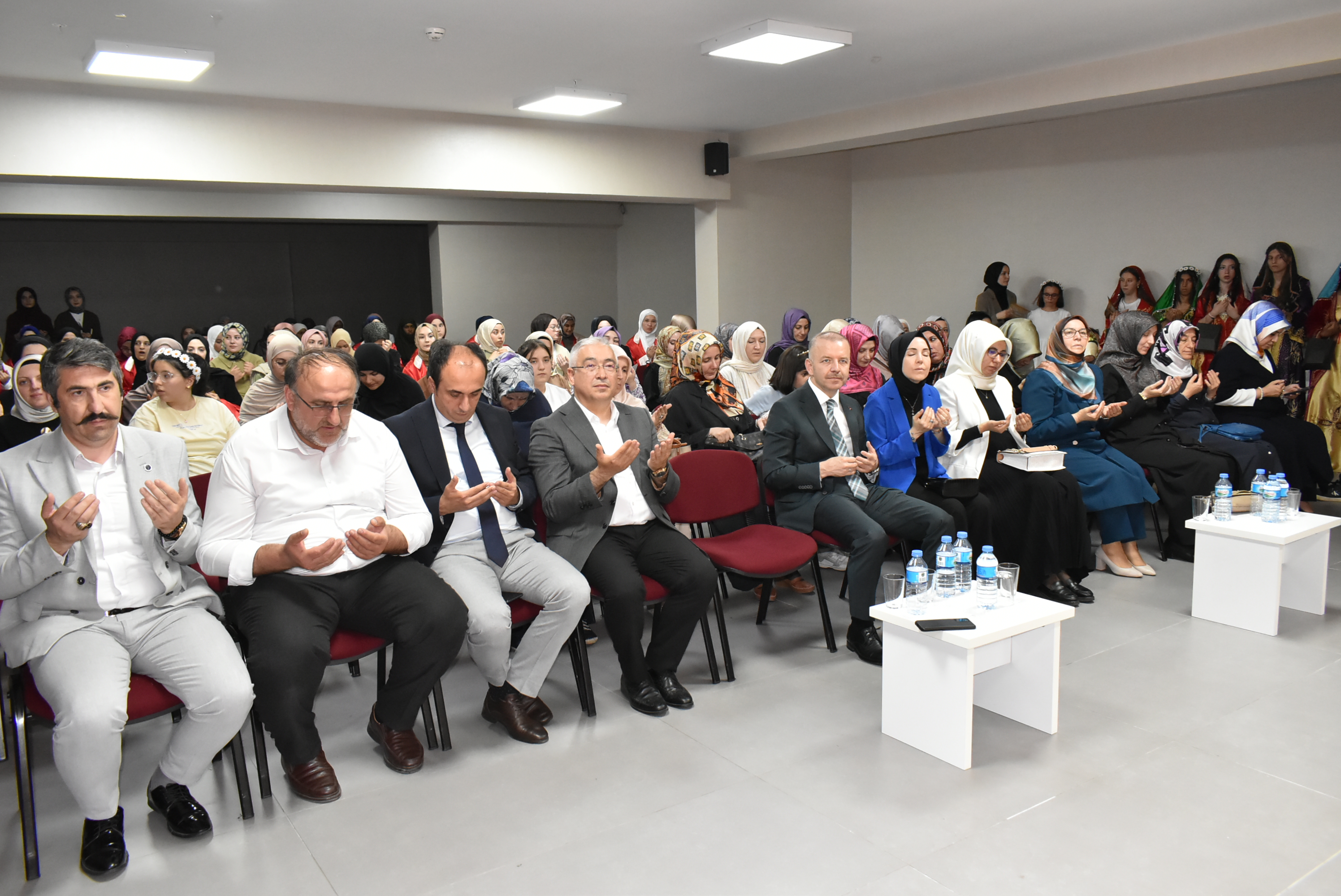 Hayata Köprü ve Sanat Projesi Kapanış Programı ve Mezuniyetten Mesuliyete Töreni