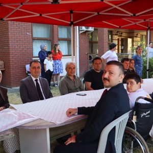 Devrek Engelsiz Yaşam Bakım, Rehabilitasyon ve Aile Danışma Merkezi Müdürlüğünde çiğ köfte etkinliği düzenlenmiştir. - fotoğraf 4
