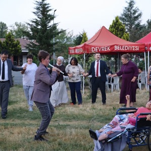 Devrek Engelsiz Yaşam Bakım, Rehabilitasyon ve Aile Danışma Merkezi Müdürlüğünde çiğ köfte etkinliği düzenlenmiştir. - fotoğraf 5