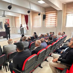 GÜRPINAR İLÇEMİZDE GÖREV YAPAN MUHTARLARA SOSYAL HİZMETLER ALANINDA BİLGİLENDİRME TOPLANTISI GERÇEKLEŞTİRİLDİ - fotoğraf 2