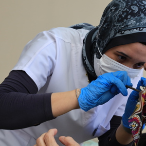 100. Yıl Atatürk Huzurevi Ve Yaşlı Bakım Ve Rehabilitasyon Merkezi Müdürlüğümüzde, Vali Yardımcımız Sayın Rumeysa Sena Kurt, Diş Hekimliği Fakültesi Dekanı Prof. Dr. Zeynep Yeşil, Akademisyenler Ve Öğrencilerin Katılımıyla Anlamlı Bir Etkinlik Gerçekleştirildi. - fotoğraf 3