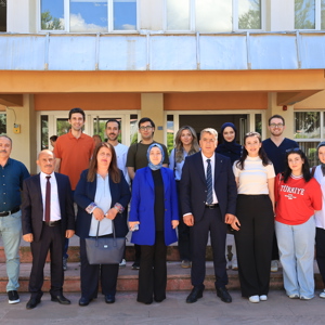 100. Yıl Atatürk Huzurevi Ve Yaşlı Bakım Ve Rehabilitasyon Merkezi Müdürlüğümüzde, Vali Yardımcımız Sayın Rumeysa Sena Kurt, Diş Hekimliği Fakültesi Dekanı Prof. Dr. Zeynep Yeşil, Akademisyenler Ve Öğrencilerin Katılımıyla Anlamlı Bir Etkinlik Gerçekleştirildi. - fotoğraf 1