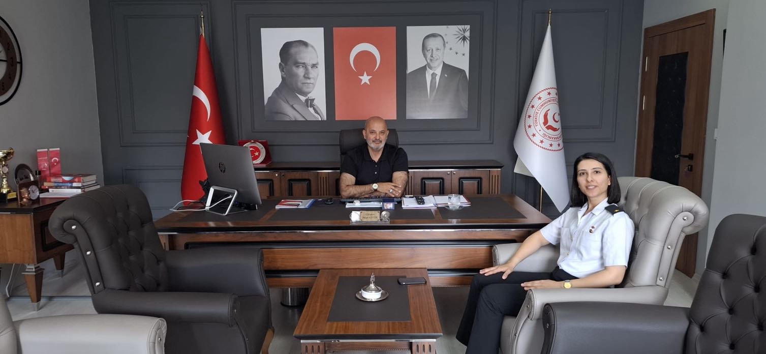 Jandarma Teğmen Şeyma POLAT, Aile İçi Şiddetle Mücadele ve Çocuk Şube Müdürlüğü görevleri kapsamında İl Müdürümüz Yakup KÜTÜK’ü makamında ziyaret etti.