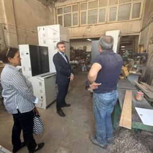 İl Müdürümüz Alper Alp, Sorgun ilçemizde marangozhanesinde el emeği ahşap çocuk oyuncakları üreten ceviz ahşap ustası Vedat Caner ve kıymetli oğlu Buğrahan Caner’i iş yerlerinde ziyaret etti. - fotoğraf 2