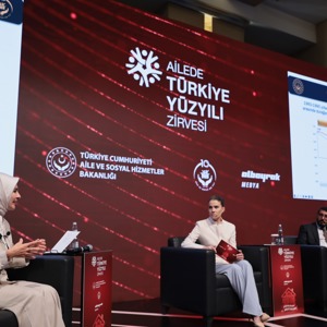 Bakan Göktaş, "Ailede Türkiye Yüzyılı Zirvesi" özel oturumunda konuşurken. - fotoğraf 8