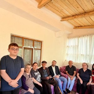 İl Müdürümüz Alper Alp, Babalar Günü vesilesiyle aziz şehidimiz Yılmaz Düzgören’in kıymetli babası Süleyman Düzgören’i hanesinde ziyaret etti. - fotoğraf 1