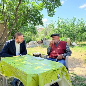 İl Müdürümüz Alper Alp, Babalar Günü münasebetiyle şehidimiz P. Er Durmuş Delibaşı’nın kıymetli babası Hasan Hüseyin Delibaşı’nı hanesinde ziyaret etti. - fotoğraf 1