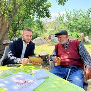 İl Müdürümüz Alper Alp, Babalar Günü münasebetiyle şehidimiz P. Er Durmuş Delibaşı’nın kıymetli babası Hasan Hüseyin Delibaşı’nı hanesinde ziyaret etti. - fotoğraf 2