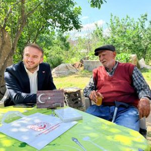 İl Müdürümüz Alper Alp, Babalar Günü münasebetiyle şehidimiz P. Er Durmuş Delibaşı’nın kıymetli babası Hasan Hüseyin Delibaşı’nı hanesinde ziyaret etti. - fotoğraf 3