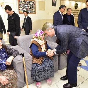Vali Aydın Baruş 2020 yılının ilk ziyaretini İl Müdürlüğümüze bağlı Huzurevi ve Yaşlı Bakım Merkezine yaptı. - fotoğraf 3