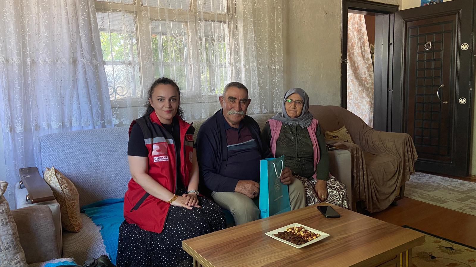 Babalar Günü vesilesiyle, aziz şehitlerimizin bizlere emaneti olan kıymetli babalarımızı hanelerinde ziyaret ettik.