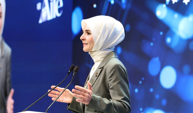 Yeni İletişim Teknolojileri ve Aile: Dijital Güvenlik ve İnsan Odaklı Teknoloji Vurgusu