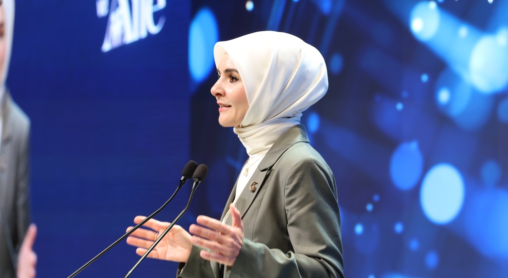 Yeni İletişim Teknolojileri ve Aile: Dijital Güvenlik ve İnsan Odaklı Teknoloji Vurgusu
