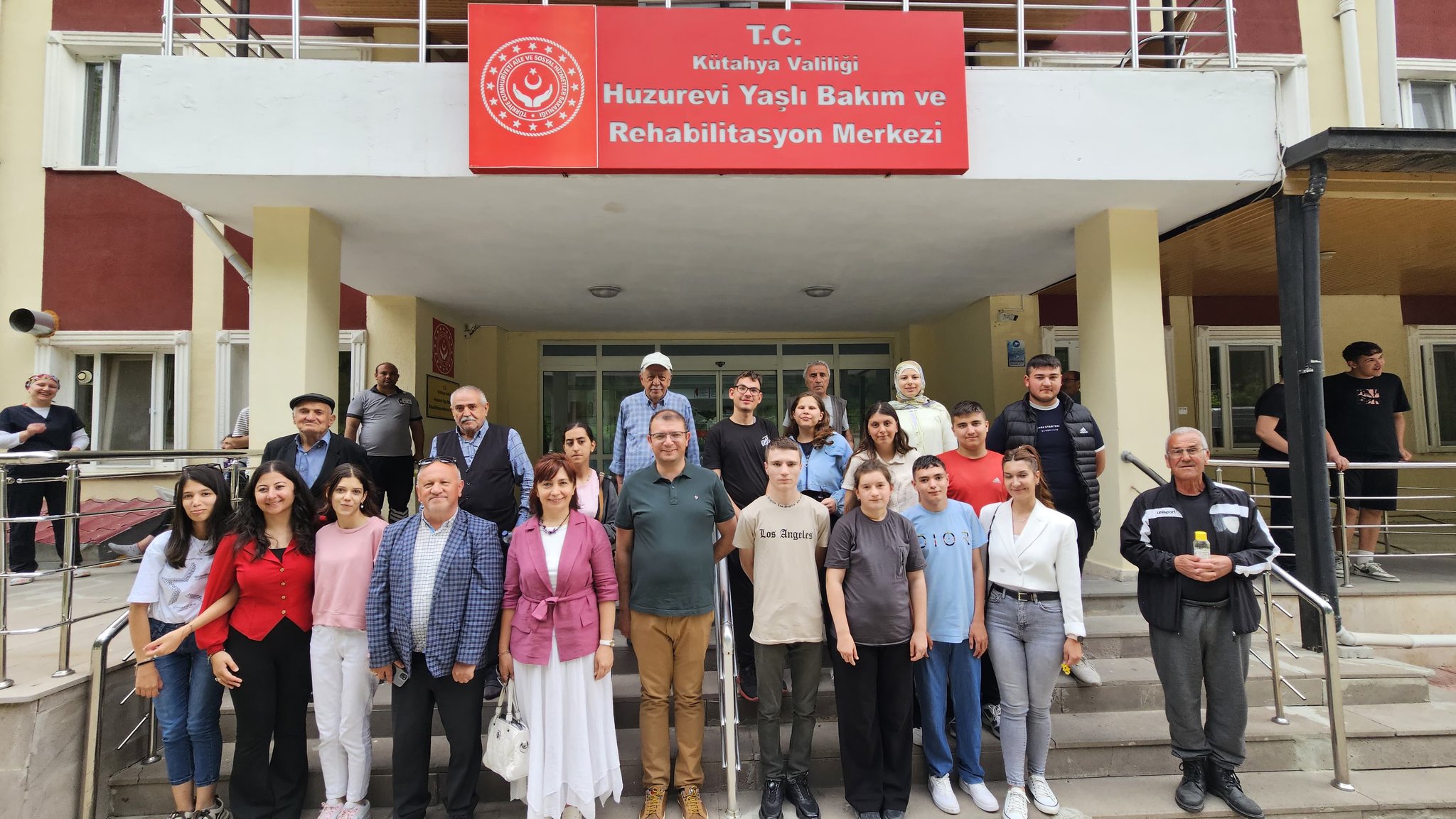 Öğrencilerden Huzurevi Sakinlerine Anlamlı Ziyaret