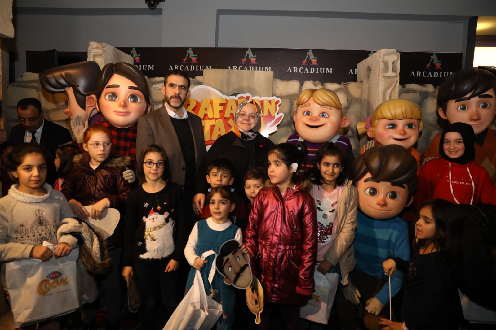 Bakan Selçuk, Çocuklarla Rafadan Tayfa Göbeklitepe Filmini İzledi