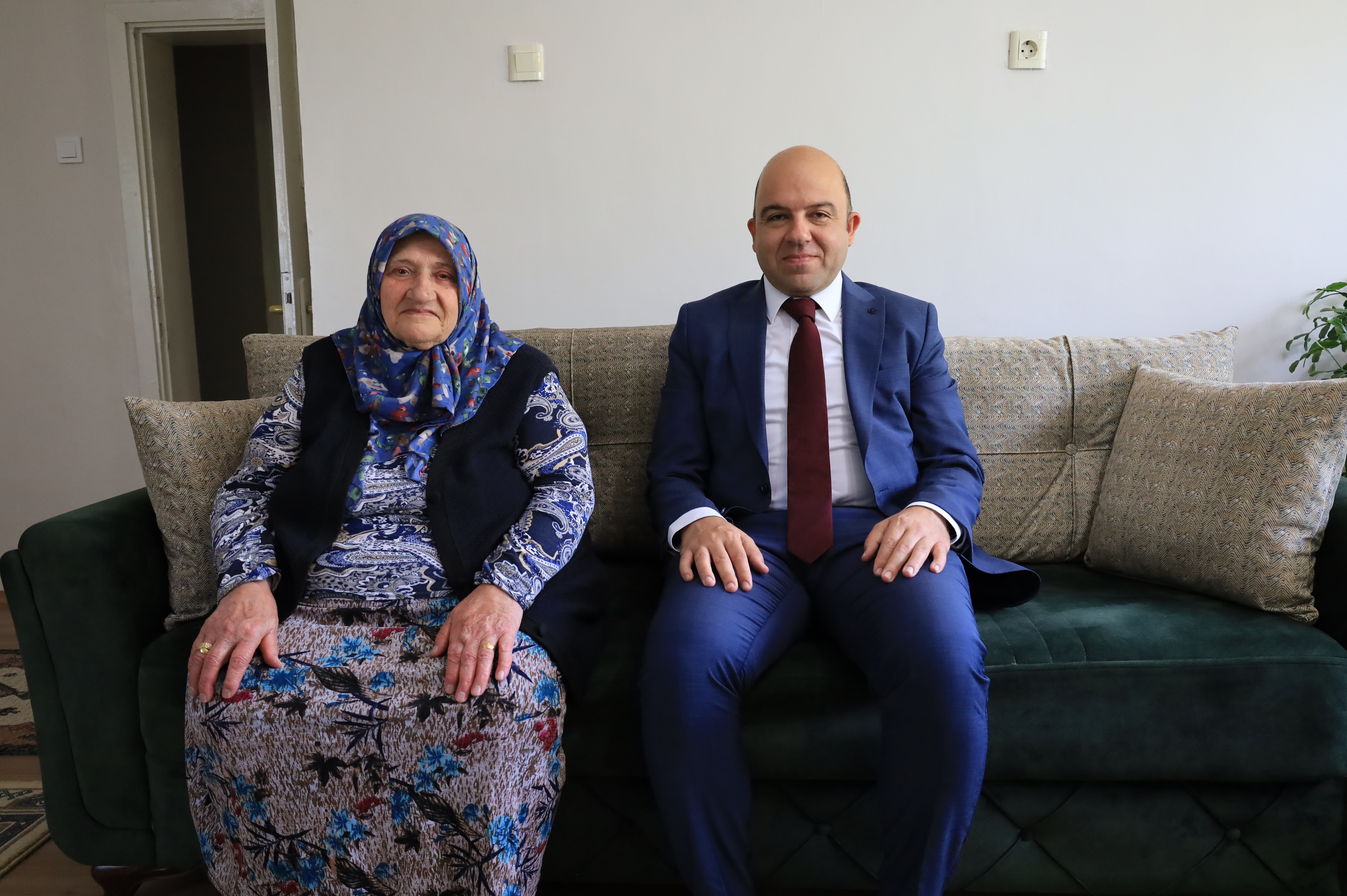  Kahraman Şehidimiz Rahmi Sarıgül’ün Bizlere Emaneti Olan Kıymetli Annesi Fatma Sarıgül’ü Ziyaret Ederek Ellerinden Öptük.