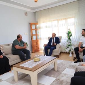 Koruyucu Aile Hizmet Modeli Kapsamında 11 Yıldır Kıymetli Evladımızın Bakım Ve Sorumluluğunu Özveriyle Üstlenen Sema–Mustafa Pir Çiftini, İl Müdürümüz Sayın Abdulhalim Ünalan İkametlerinde Ziyaret Etti. - fotoğraf 1