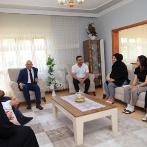 Koruyucu Aile Hizmet Modeli Kapsamında 11 Yıldır Kıymetli Evladımızın Bakım Ve Sorumluluğunu Özveriyle Üstlenen Sema–Mustafa Pir Çiftini, İl Müdürümüz Sayın Abdulhalim Ünalan İkametlerinde Ziyaret Etti. - fotoğraf 2